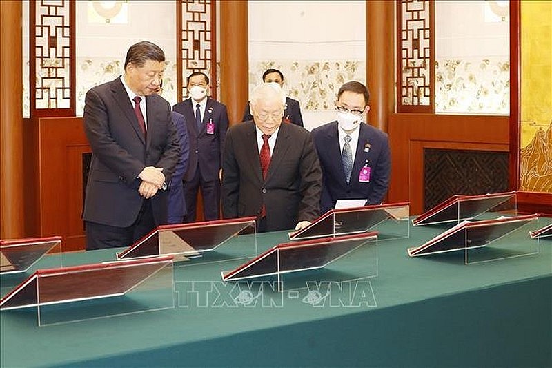 Tổng Bí thư Nguyễn Phú Trọng cùng Tổng Bí thư, Chủ tịch Trung Quốc Tập Cận Bình chứng kiến các văn kiện đã được các bộ, ngành, địa phương hai nước ký kết Tổng Bí thư Nguyễn Phú Trọng cùng Tổng Bí thư, Chủ tịch Trung Quốc Tập Cận Bình chứng kiến các văn kiện đã được các bộ, ngành, địa phương hai nước ký kết