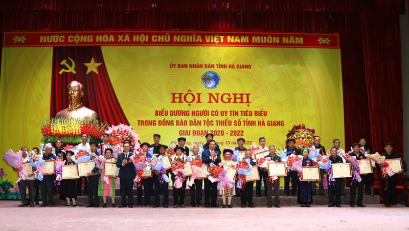 Phó Bí thư Thường trực Tỉnh ủy, Chủ tịch HĐND tỉnh Thào Hồng Sơn và Chủ tịch UBND tỉnh Hà Giang Nguyễn Văn Sơn trao Bằng khen và tặng hoa 30 người có uy tín tiêu biểu xuất sắc Phó Bí thư Thường trực Tỉnh ủy, Chủ tịch HĐND tỉnh Thào Hồng Sơn và Chủ tịch UBND tỉnh Hà Giang Nguyễn Văn Sơn trao Bằng khen và tặng hoa 30 người có uy tín tiêu biểu xuất sắc