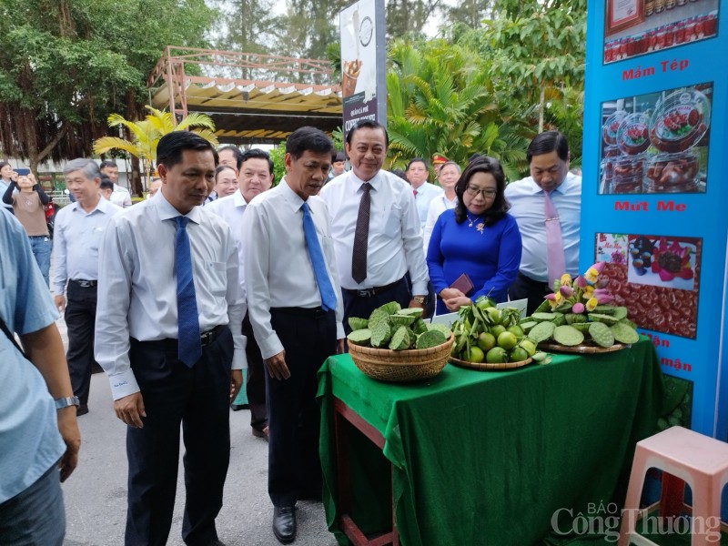 Khai mạc hội chợ Xúc tiến thương mại sản phẩm OCOP và đặc sản vùng miền Sóc Trăng năm 2022 Khai mạc hội chợ Xúc tiến thương mại sản phẩm OCOP và đặc sản vùng miền Sóc Trăng năm 2022