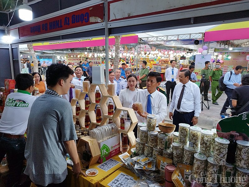 Khai mạc hội chợ Xúc tiến thương mại sản phẩm OCOP và đặc sản vùng miền Sóc Trăng năm 2022 Khai mạc hội chợ Xúc tiến thương mại sản phẩm OCOP và đặc sản vùng miền Sóc Trăng năm 2022