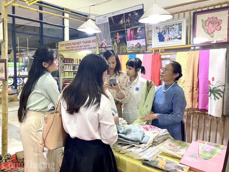 undefined Khai mạc Hội chợ Làng nghề và Sản phẩm OCOP Việt Nam lần thứ 18