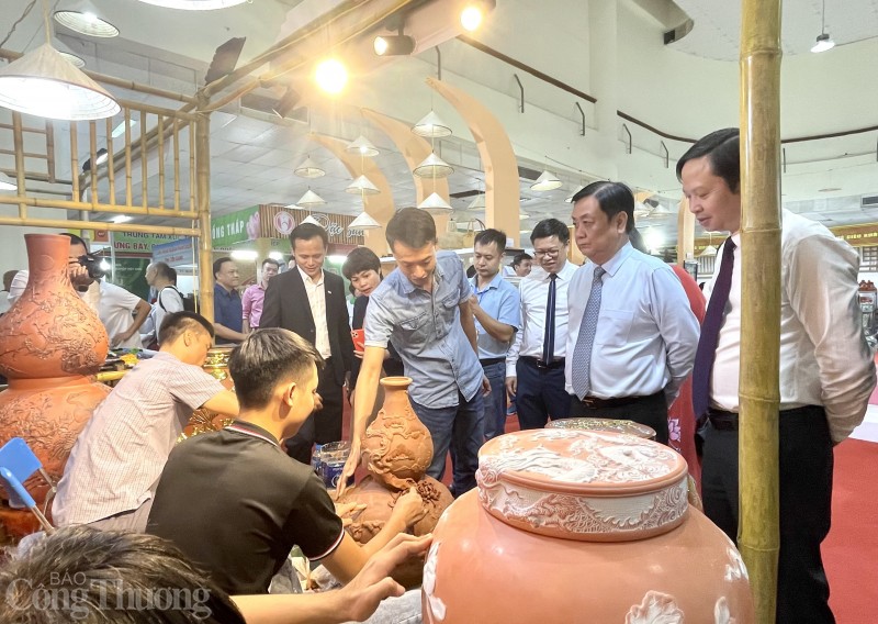 undefined Khai mạc Hội chợ Làng nghề và Sản phẩm OCOP Việt Nam lần thứ 18
