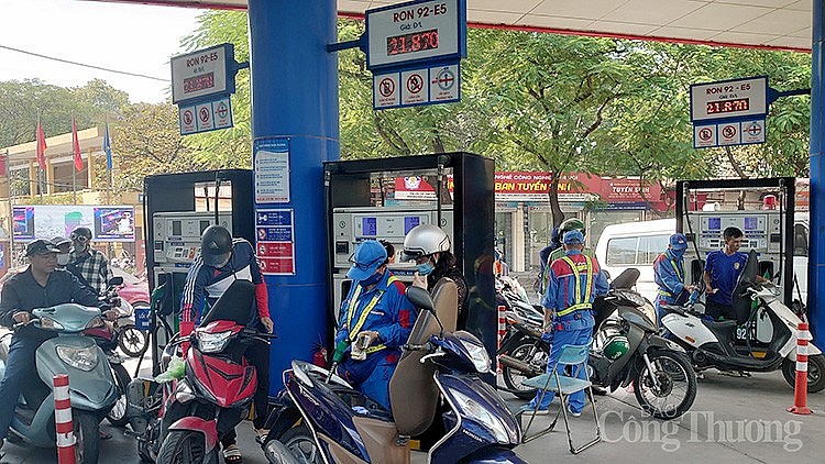 Người tiêu dùng đổ xăng tại cây xăng Thái Thịnh (Láng Hạ, Hà Nội)