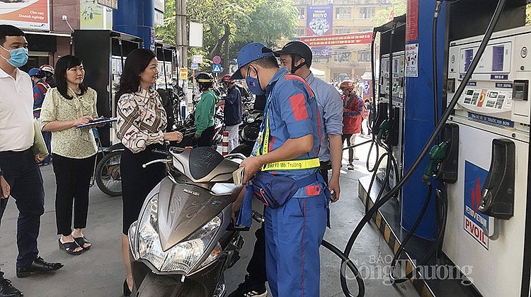 Trưa 3/11, Sở Công Thương Hà Nội đã đi kiểm tra tình hình cung ứng xăng dầu tại một số cây xăng trên địa bàn Thành phố