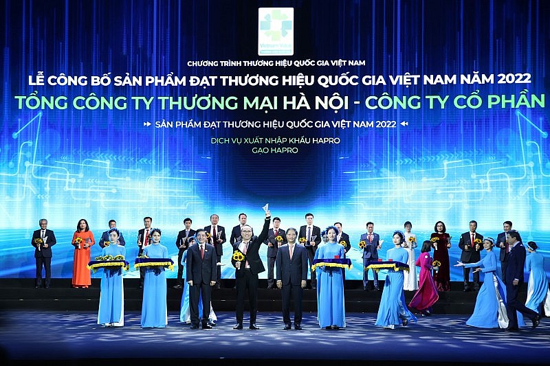 Đại diện Tổng Công ty Thương mại Hà Nội (Hapro) nhận danh hiệu “Sản phẩm đạt Thương hiệu Quốc gia Việt Nam 2022” Đại diện Tổng Công ty Thương mại Hà Nội (Hapro) nhận danh hiệu “Sản phẩm đạt Thương hiệu Quốc gia Việt Nam 2022”