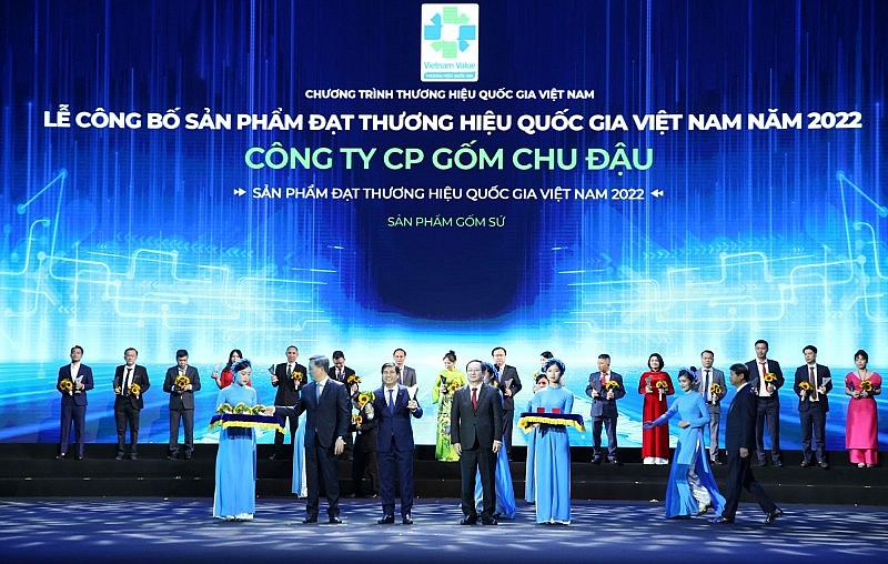 Đại diện Công ty Cổ phần Gốm Chu Đậu nhận danh hiệu “Sản phẩm đạt Thương hiệu Quốc gia Việt Nam 2022” Đại diện Công ty Cổ phần Gốm Chu Đậu nhận danh hiệu “Sản phẩm đạt Thương hiệu Quốc gia Việt Nam 2022”