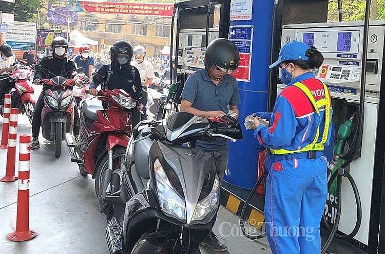 Người dân đổ xăng tại Hà Nội