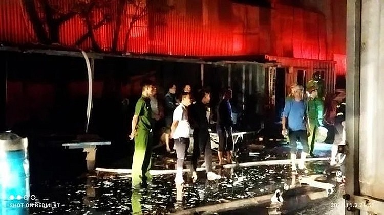 Hà Nội: Đang cháy lớn xưởng gỗ ở Khu Công nghiệp Bình Phú Hà Nội: Đang cháy lớn xưởng gỗ ở Khu Công nghiệp Bình Phú