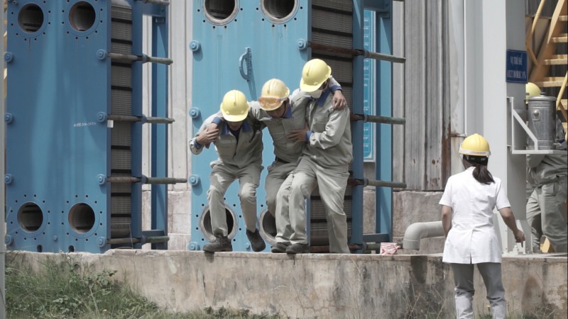 Nhân viên tại Nhà máy phản ứng nhanh, cứu người bị nạn trong tình huống giả định Nhân viên tại Nhà máy phản ứng nhanh, cứu người bị nạn trong tình huống giả định