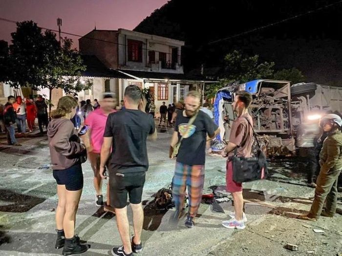 Hoà Bình: Tai nạn liên hoàn, gần 40 người nước ngoài bị thương