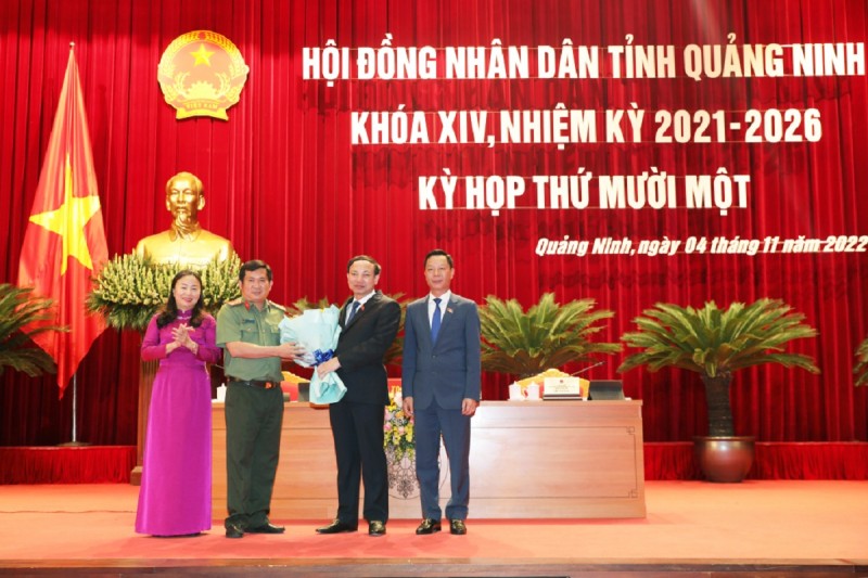 Lãnh đạo tỉnh Quảng Ninh tặng hoa chúc mừng Đại tá Đinh Văn Nơi trúng cử Ủy viên UBND tỉnh nhiệm kỳ 2021-2026 (Ảnh QMG) Lãnh đạo tỉnh Quảng Ninh tặng hoa chúc mừng Đại tá Đinh Văn Nơi trúng cử Ủy viên UBND tỉnh nhiệm kỳ 2021-2026 (Ảnh QMG)