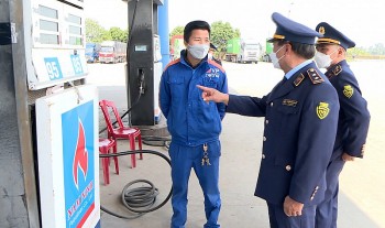 Bộ Công Thương xử lý nghiêm hành vi găm hàng, tạo khan hiếm nguồn cung trong kinh doanh xăng dầu