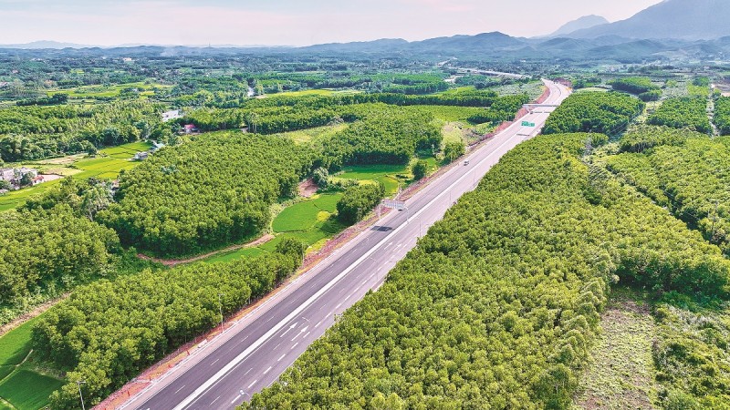 Đường Cao tốc Vân Đồn - Móng Cái vừa được đưa vào sử dụng Đường Cao tốc Vân Đồn - Móng Cái vừa được đưa vào sử dụng