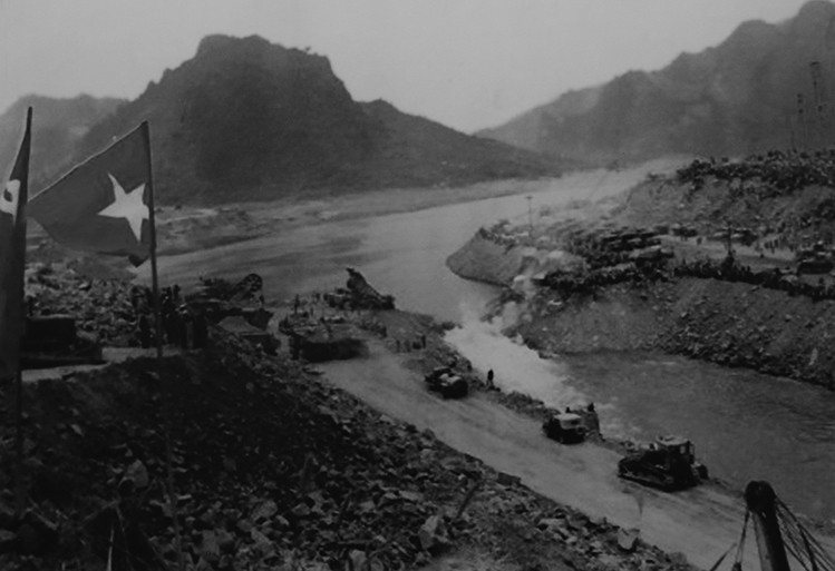 Hàng vạn thanh niên từ các vùng nông thôn miền Bắc xung phong làm việc tại công trường thủy điện Hàng vạn thanh niên từ các vùng nông thôn miền Bắc xung phong làm việc tại công trường thủy điện