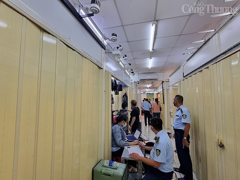 ực lượng Quản lý thị trường vẫn quyêt tâm truy quét tới cùng hàng giả, hàng nhái khi đề nghị mở cửa để kiểm tra ực lượng Quản lý thị trường vẫn quyêt tâm truy quét tới cùng hàng giả, hàng nhái khi đề nghị mở cửa để kiểm tra