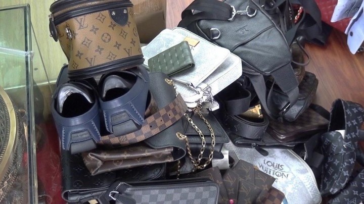 Lô hàng mang mác nhãn hiệu nổi tiếng Louis Vuitton, Gucci, Dior... Lô hàng mang mác nhãn hiệu nổi tiếng Louis Vuitton, Gucci, Dior...