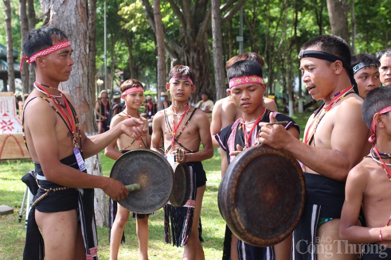 Gia Lai: Truyền lửa cồng chiêng cho thế hệ trẻ