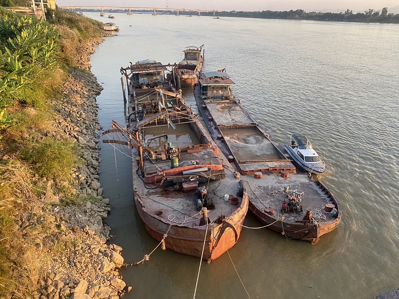 Khai thác cát trái phép trên sông Hồng Khai thác cát trái phép trên sông Hồng