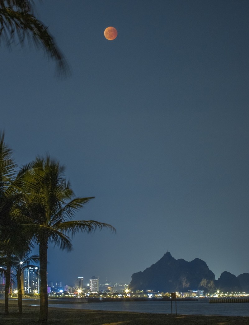 Chiêm ngưỡng vẻ đẹp kỳ thú của "trăng máu hải ly" Chiêm ngưỡng vẻ đẹp kỳ thú của "trăng máu hải ly"