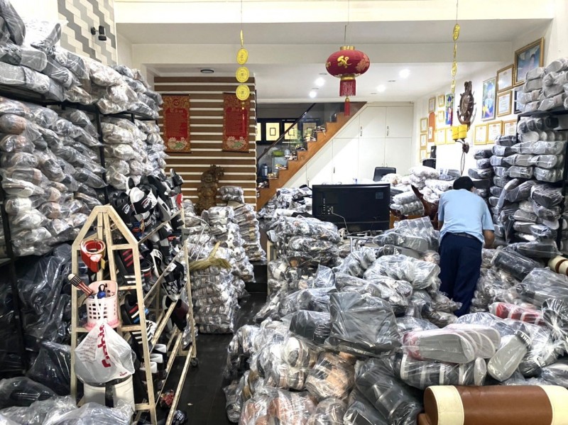 Cục Quản lý thị trường tỉnh Đắk Lắk Phát hiện cơ sở kinh doanh hơn 500 sản phẩm giả mạo nhãn hiệu NIKE. Cục Quản lý thị trường tỉnh Đắk Lắk Phát hiện cơ sở kinh doanh hơn 500 sản phẩm giả mạo nhãn hiệu NIKE.