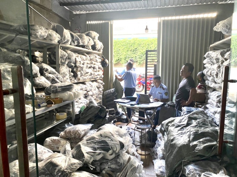 Đoàn kiểm tra đã tiến hành tạm giữ toàn bộ số hàng hóa nêu trên để tiếp tục xác minh, xử lý theo quy định. Đoàn kiểm tra đã tiến hành tạm giữ toàn bộ số hàng hóa nêu trên để tiếp tục xác minh, xử lý theo quy định.