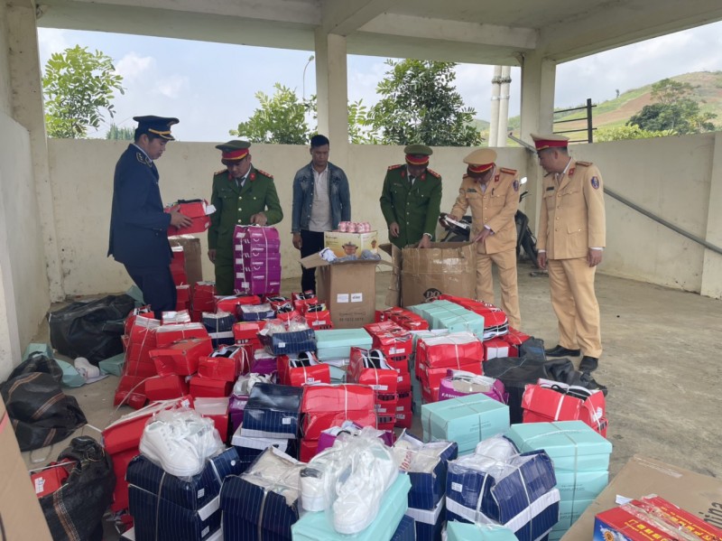 Lực lượng QLTT Sơn La tạ giữ 330 sản phẩm hàng hóa có dấu hiệu giả mạo nhan hiệu Lực lượng QLTT Sơn La tạ giữ 330 sản phẩm hàng hóa có dấu hiệu giả mạo nhan hiệu