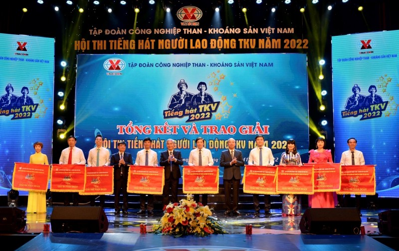 Lãnh đạo Tập đoàn Công nghiệp Than-Khoáng sản Việt Nam trao giải toàn đoàn cho các đơn vị. Lãnh đạo Tập đoàn Công nghiệp Than-Khoáng sản Việt Nam trao giải toàn đoàn cho các đơn vị.