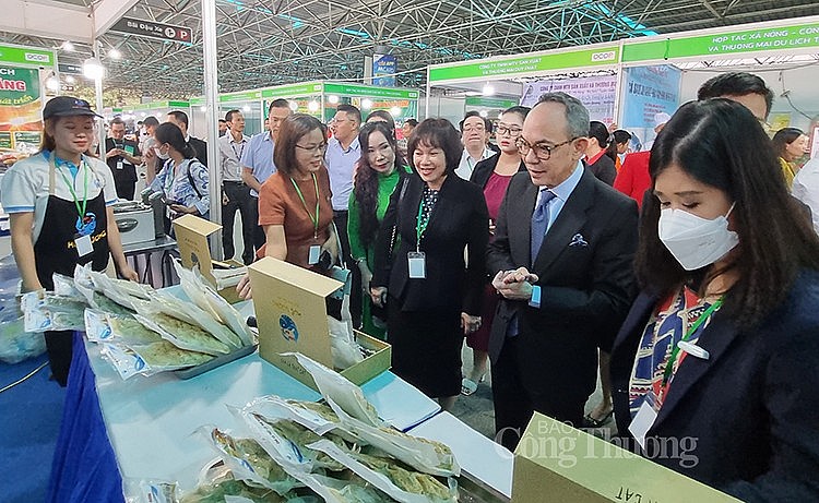 Các đại biểu đi tham quan các gian hàng tại Tuần hàng Các đại biểu đi tham quan các gian hàng tại Tuần hàng