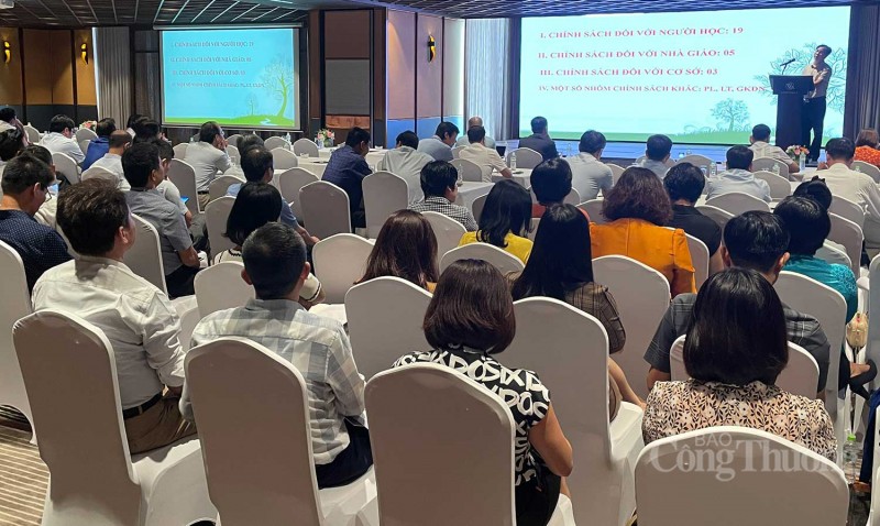 Đồng chí Vũ Văn Hà, Phó Vụ trưởng, Vụ Pháp chế - Thanh tra Tổng cục Giáo dục nghề nghiệp trình bày chuyên đề tại Hội nghị Tập huấn công tác đào tạo, bồi dưỡng năm 2022 của Bộ Công Thương Đồng chí Vũ Văn Hà, Phó Vụ trưởng, Vụ Pháp chế - Thanh tra Tổng cục Giáo dục nghề nghiệp trình bày chuyên đề tại Hội nghị Tập huấn công tác đào tạo, bồi dưỡng năm 2022 của Bộ Công Thương