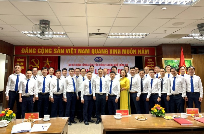 EVNICT chú trọng công tác xây dựng Đảng: Gốc rễ của thành công: Bài 2. Công tác cán bộ là then chốt EVNICT chú trọng công tác xây dựng Đảng: Gốc rễ của thành công: Bài 2. Công tác cán bộ là then chốt