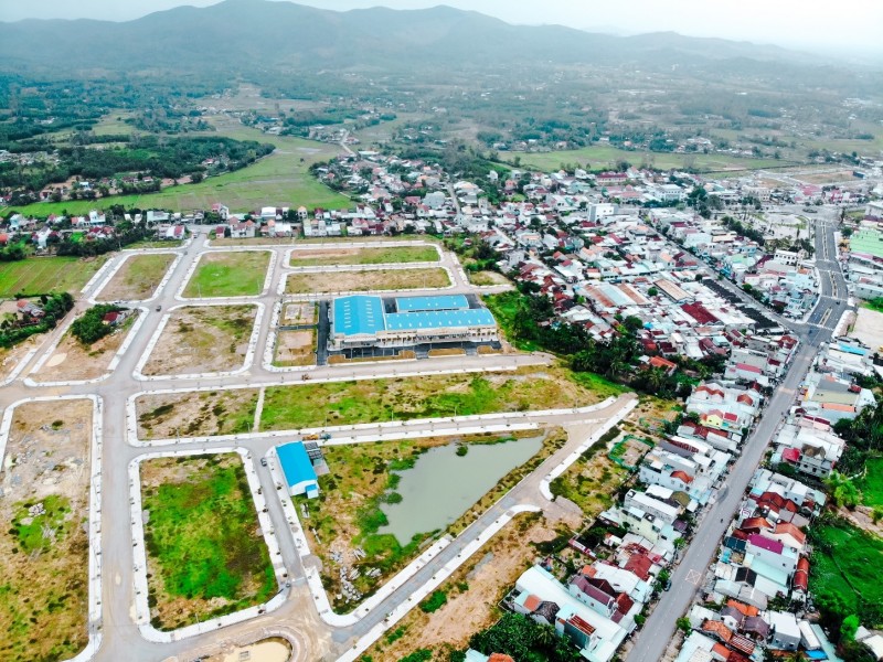 Dự án Phố chợ Đông Phú được phê duyệt quy hoạch chi tiết 1/500 ngày 09/01/2018, với tổng diện tích đất giao cho chủ đầu tư là 127.434,6 m2. Dự án Phố chợ Đông Phú được phê duyệt quy hoạch chi tiết 1/500 ngày 09/01/2018, với tổng diện tích đất giao cho chủ đầu tư là 127.434,6 m2.