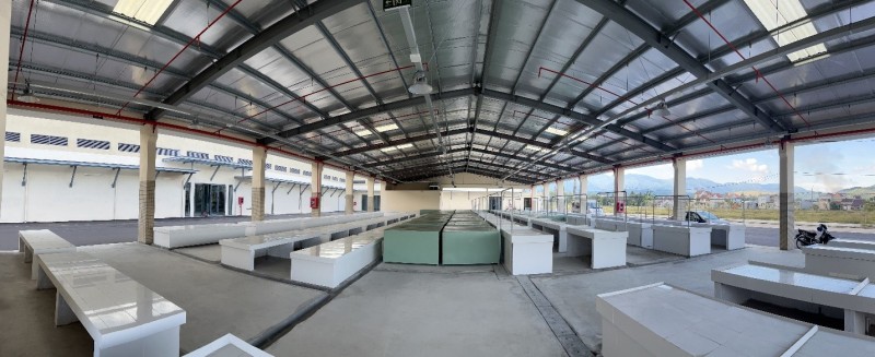 Chợ Đông Phú có quy mô hơn 1,6ha, gần 300 ki ốt bán hàng và sức chứa hơn 2.100 người. Chợ Đông Phú có quy mô hơn 1,6ha, gần 300 ki ốt bán hàng và sức chứa hơn 2.100 người.