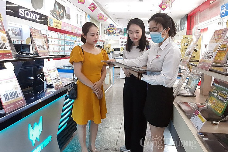 người tiêu dùng mua sắm sản phẩm tại Siêu thị Mediamart Mỹ Đình người tiêu dùng mua sắm sản phẩm tại Siêu thị Mediamart Mỹ Đình