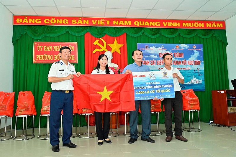 Cảnh sát biển đồng hành với ngư dân Bình Thuận