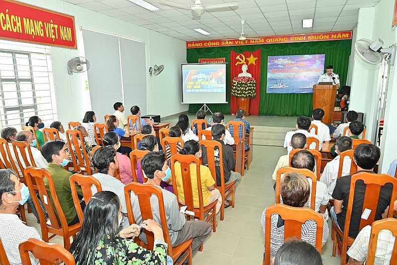 Cảnh sát biển đồng hành với ngư dân Bình Thuận