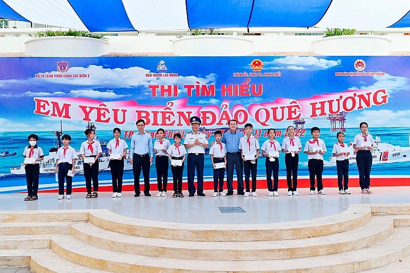 Cảnh sát biển đồng hành với ngư dân Bình Thuận