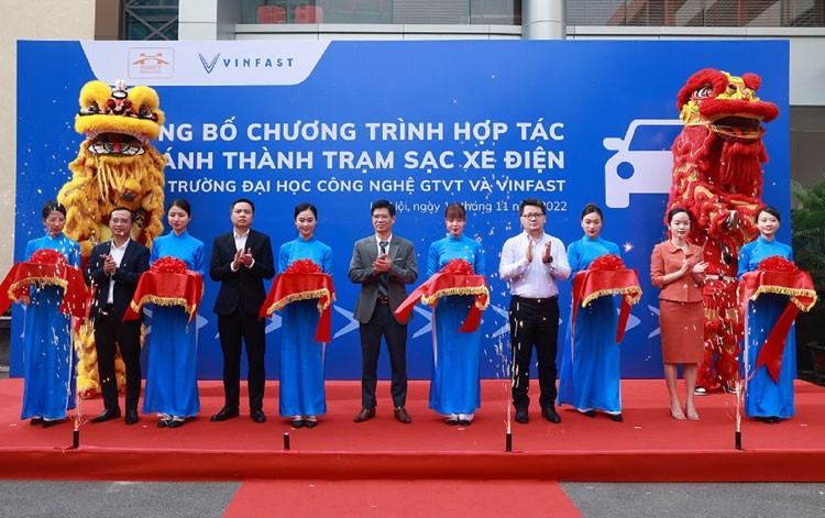 Trường đại học công lập đầu tiên tại Hà Nội lắp đặt trạm sạc ô tô điện