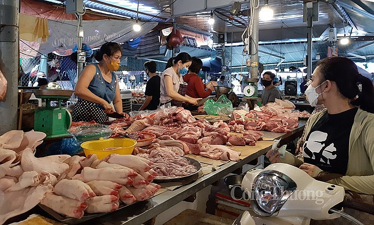 Người tiêu dùng mua thực phẩm tại chợ Nghĩa Tân (quận Cầu Giấy, Hà Nội) Người tiêu dùng mua thực phẩm tại chợ Nghĩa Tân (quận Cầu Giấy, Hà Nội)