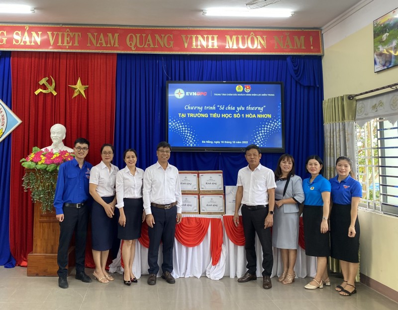 Ngày 18/10, Trung tâm Chăm sóc khách hàng Điện lực miền Trung (CPCCC) đã thực hiện chương trình “Sẻ chia yêu thương” trao quà hỗ trợ cho các em học sinh có hoàn cảnh khó khăn bị ảnh hưởng bởi đợt mưa lũ vừa qua trên địa bàn thành phố Đà Nẵng. Ngày 18/10, Trung tâm Chăm sóc khách hàng Điện lực miền Trung (CPCCC) đã thực hiện chương trình “Sẻ chia yêu thương” trao quà hỗ trợ cho các em học sinh có hoàn cảnh khó khăn bị ảnh hưởng bởi đợt mưa lũ vừa qua trên địa bàn thành phố Đà Nẵng.