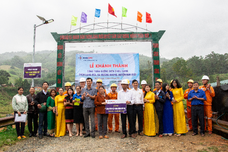 Ngày 12/10, PC Kon Tum tiến hành nghiệm thu, bàn giao đưa vào sử dụng công trình “Thắp sáng đường quê” tại thôn Làng Mới, xã Mường Hoong, huyện Đăk Glei. Ngày 12/10, PC Kon Tum tiến hành nghiệm thu, bàn giao đưa vào sử dụng công trình “Thắp sáng đường quê” tại thôn Làng Mới, xã Mường Hoong, huyện Đăk Glei.