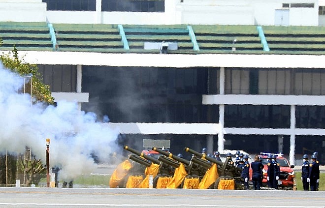 Chính phủ Thái Lan tổ chức nghi thức bắn đại bác chào đón Chủ tịch nước Nguyễn Xuân Phúc và Phu nhân sang thăm chính thức Vương quốc Thái Lan tại Sân bay Không quân Hoàng gia. Chính phủ Thái Lan tổ chức nghi thức bắn đại bác chào đón Chủ tịch nước Nguyễn Xuân Phúc và Phu nhân sang thăm chính thức Vương quốc Thái Lan tại Sân bay Không quân Hoàng gia.