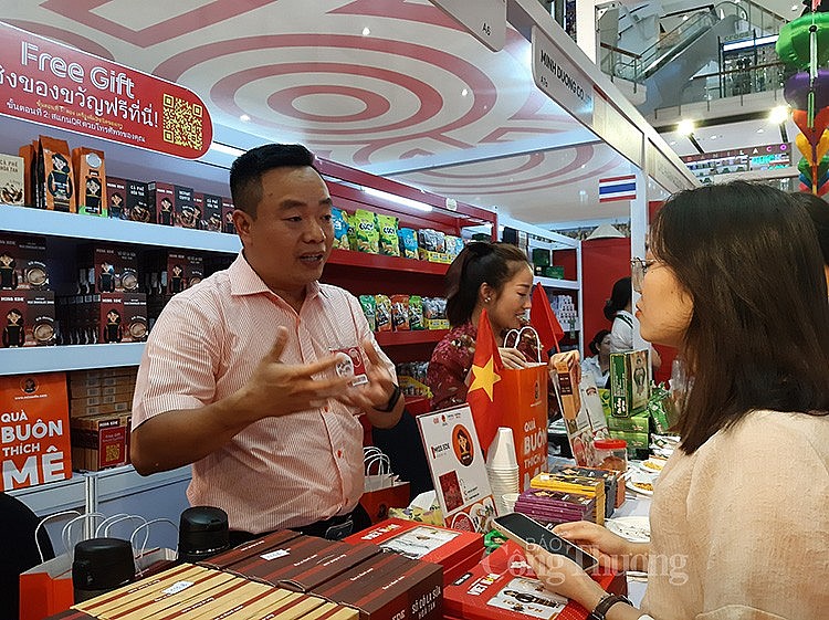 Ông Hoàng Danh Hữu quảng bá sản phẩm của doanh nghiệp tại Tuần hàng Ông Hoàng Danh Hữu quảng bá sản phẩm của doanh nghiệp tại Tuần hàng