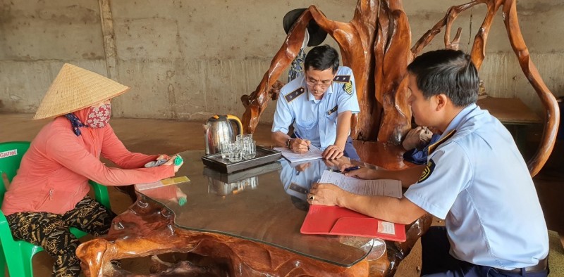 Đội QLTT số 4 thực hiện ký cam kết với doanh nghiệp trên địa bàn huyện Đắk Mil - Đắk Song Đội QLTT số 4 thực hiện ký cam kết với doanh nghiệp trên địa bàn huyện Đắk Mil - Đắk Song