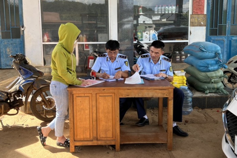 Đội QLTT số 1 ký cam kết với doanh nghiệp trên địa bàn huyện Đắk R' Lấp - huyện Tuy Đức Đội QLTT số 1 ký cam kết với doanh nghiệp trên địa bàn huyện Đắk R' Lấp - huyện Tuy Đức