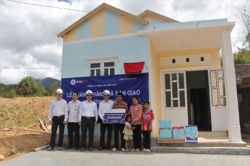 Ông Nguyễn Văn Hạnh – Giám đốc Công ty Điện lực Kon Tum bàn giao nhà tình nghĩa cho gia đình anh A Tý ( thôn Làng Mới, xã Mường Hoong, huyện Đăk Glei)