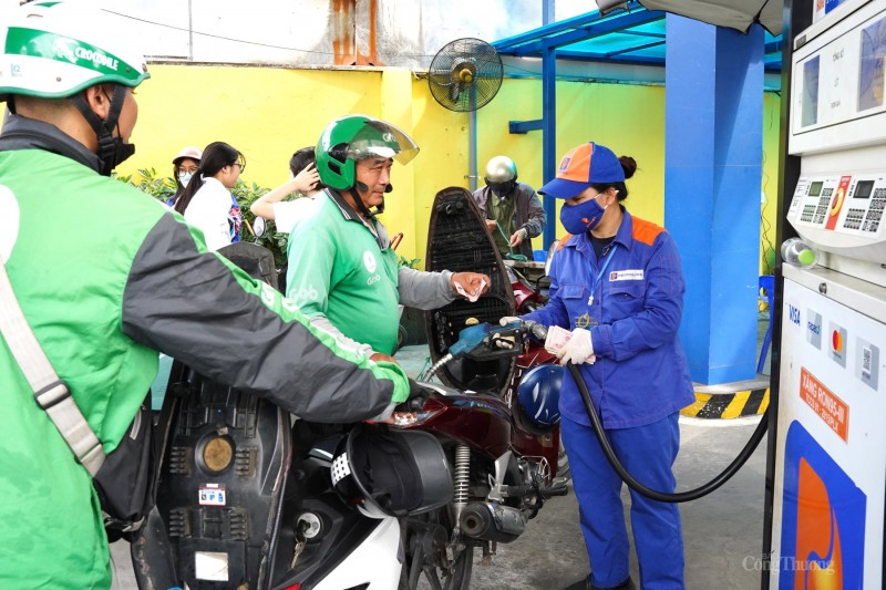 Theo ghi nhận của phóng viên Báo Công Thương, hầu hết các cây xăng, dầu tại Hà Nội hiện nay đều mở bán bình thường. Người dân rất dễ dàng khi mua xăng, không còn phải xếp hàng như trước đây. Theo ghi nhận của phóng viên Báo Công Thương, hầu hết các cây xăng, dầu tại Hà Nội hiện nay đều mở bán bình thường. Người dân rất dễ dàng khi mua xăng, không còn phải xếp hàng như trước đây.