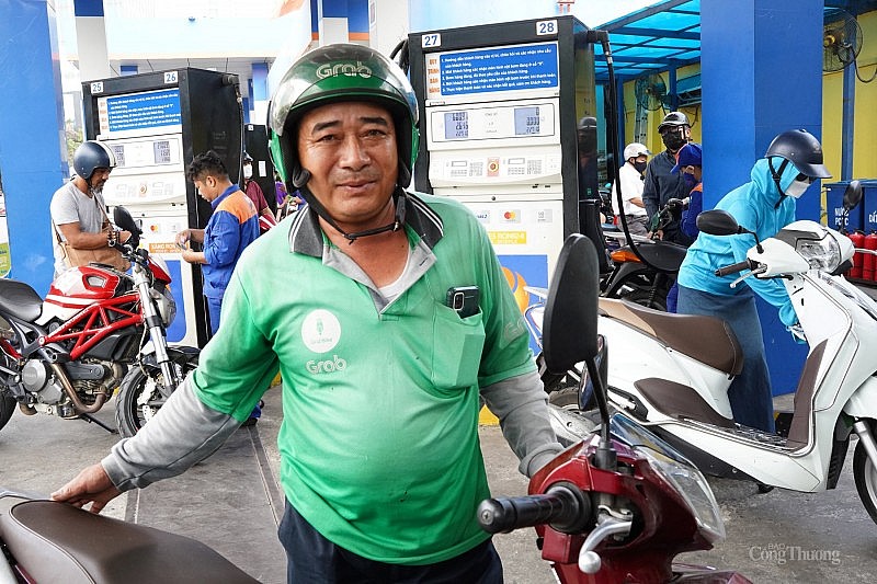 Ông Nguyễn Văn Bản (Nam Định) – lái xe grab cho biết: “Nếu như cách đây khoảng 1-2 tuần, phải xếp hàng khá dài để chờ đổ xăng thì bây giờ việc đổ xăng rất thuận lợi. Mấy hôm trước, tôi phải chờ đến nửa đêm hoặc 5-6 giờ sáng để đổ xăng cho khỏi đông, thì mấy hôm nay, đổ giờ nào cũng được, đổ bao nhiêu tiền cũng được, rất thuận lợi!”.