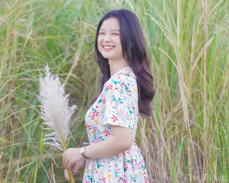 Đà Nẵng: Giới trẻ đua nhau “check in” tại cánh đồng cỏ lau đẹp ngây ngất