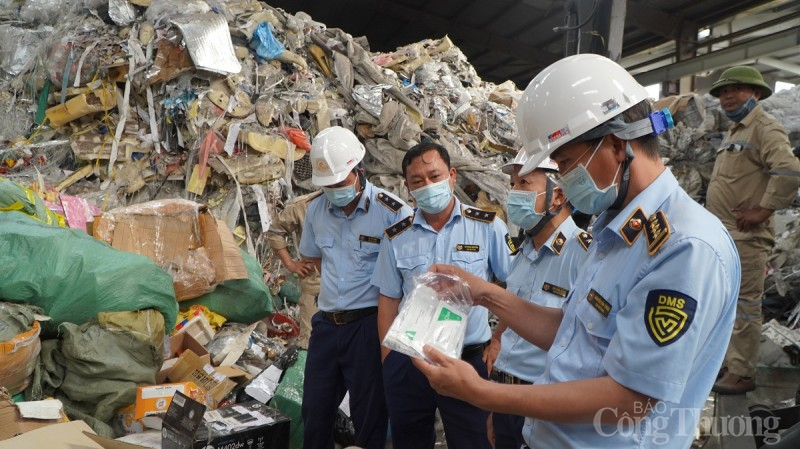 Cán bộ Cục QLTT tỉnh thực hiện tiêu huỷ số kít test Covid-19 không còn giá trị sử dụng Cán bộ Cục QLTT tỉnh thực hiện tiêu huỷ số kít test Covid-19 không còn giá trị sử dụng