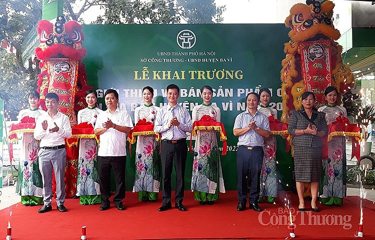 Cắt băng khai mạc Điểm giới thiệu và bán sản phẩm OCOP tại huyện Ba Vì Cắt băng khai mạc Điểm giới thiệu và bán sản phẩm OCOP tại huyện Ba Vì